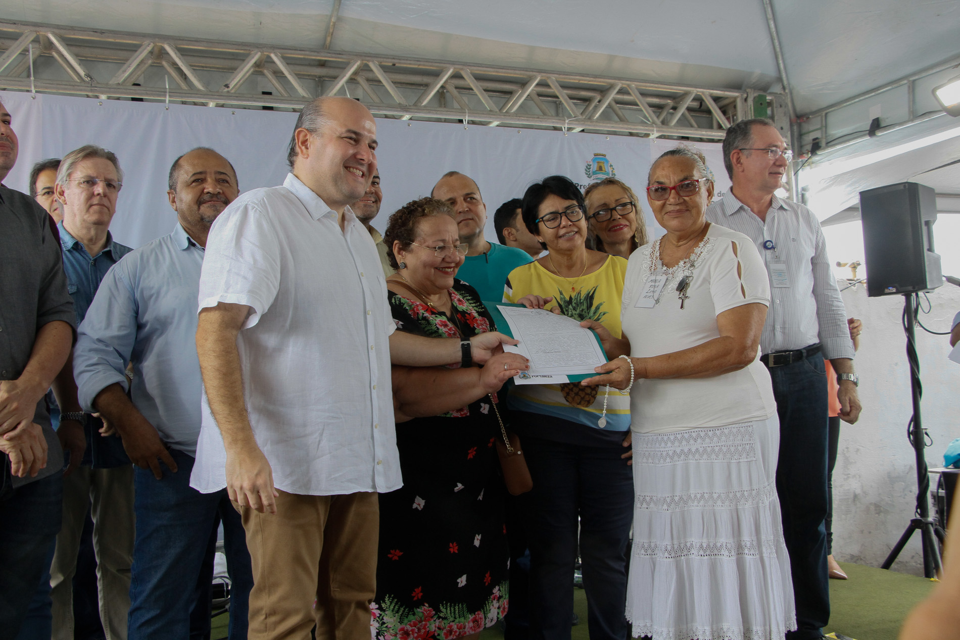 várias pessoas num palco